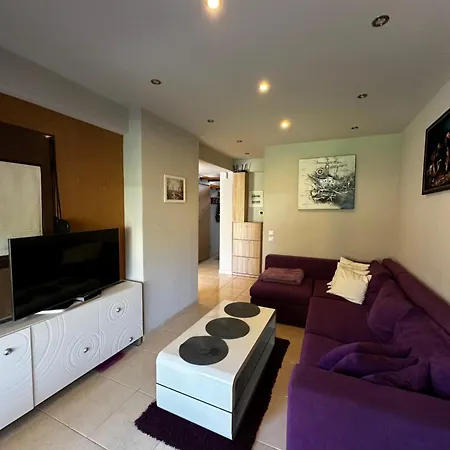 Neli Villa *