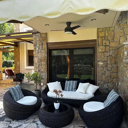 Neli Villa *